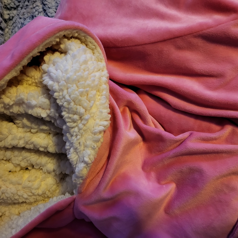 THE COMFY ORIGINAL! XXL PINK SHEEPSKIN! WARM SNUGGLY UNISEX like new!